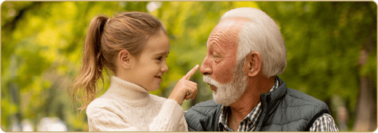 abuelo jugando con su nieta