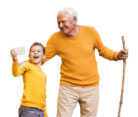 abuelo y nieto haciéndose un selfie